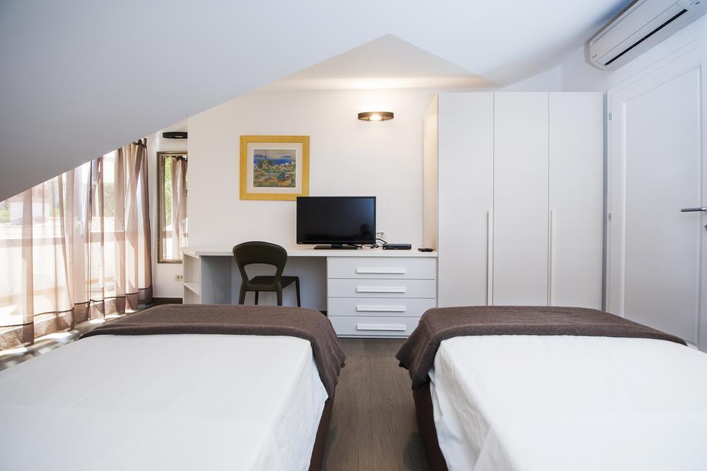 Corte Dei Merli Suite & Room روفينج الغرفة الصورة