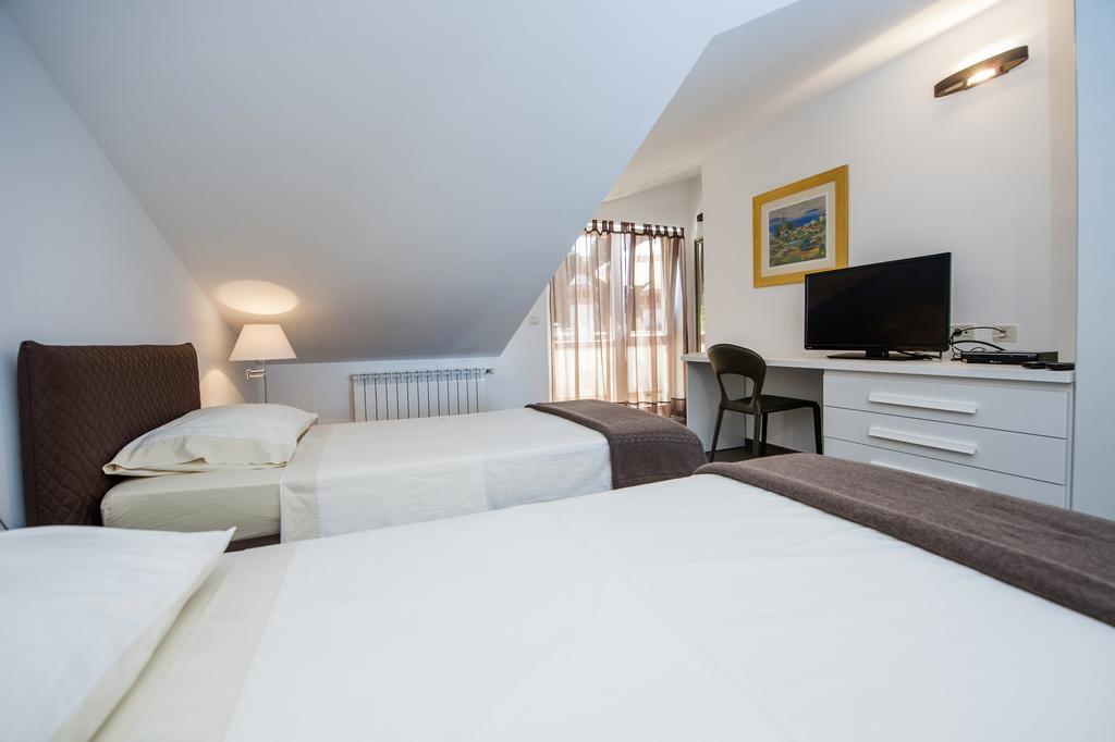 Corte Dei Merli Suite & Room روفينج الغرفة الصورة